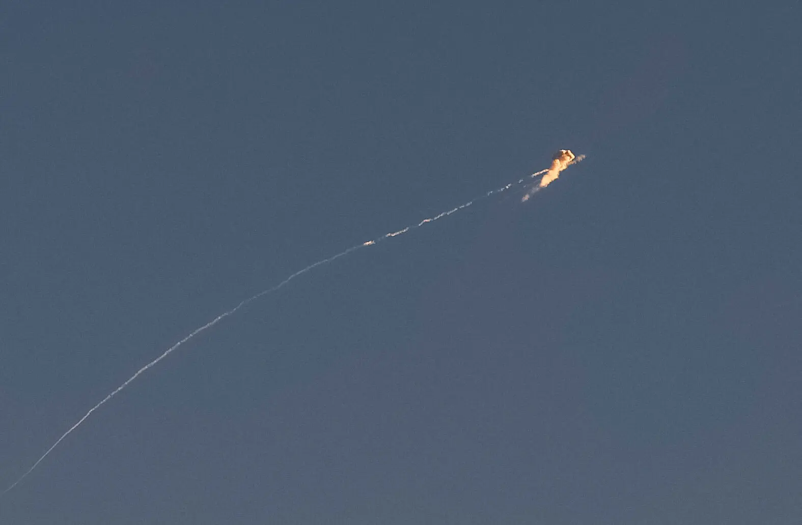 Під час російського удару в неділю над Києвом розірвалася ракета.